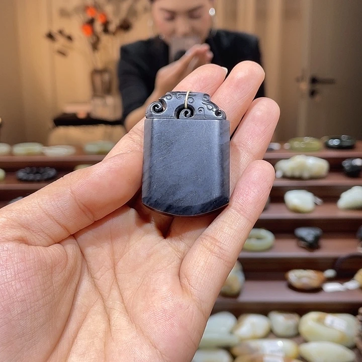 颈饰未镶嵌和田玉（墨玉）