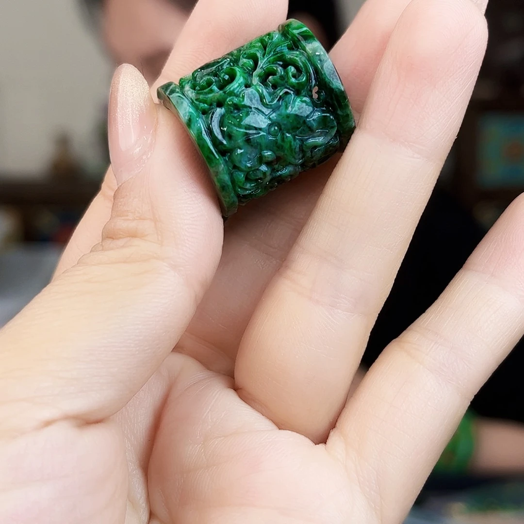 翡翠未镶嵌颈饰多样性
