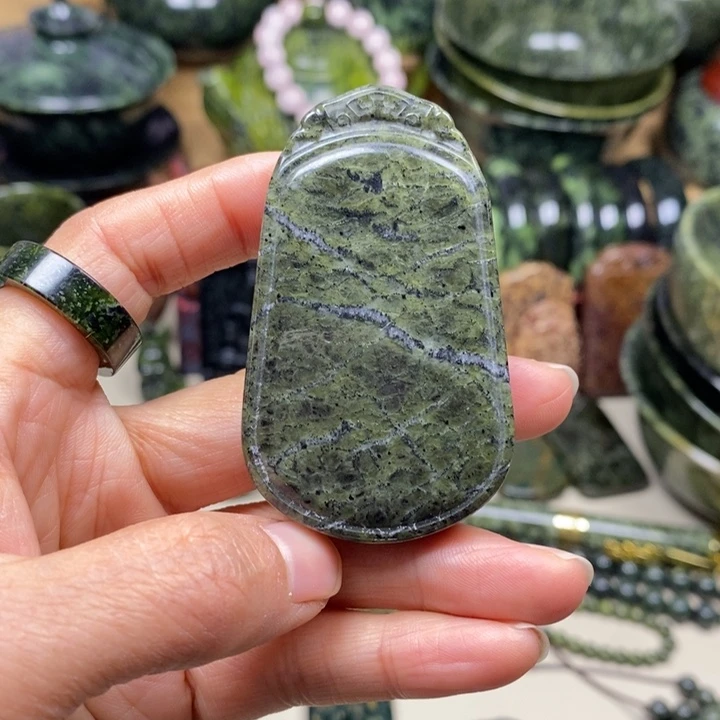 呀***喽蛇纹石玉未镶嵌项链蛇纹无事牌