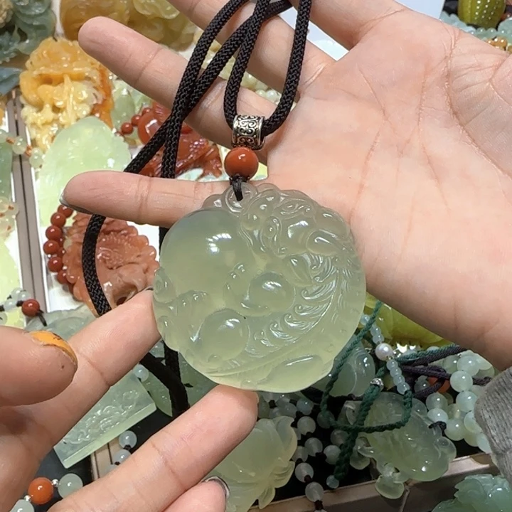 未镶嵌蛇纹石玉吊坠