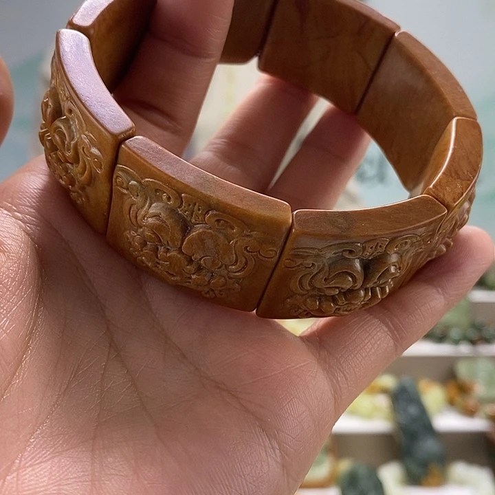 透闪石质玉微瑕，手牌未镶嵌