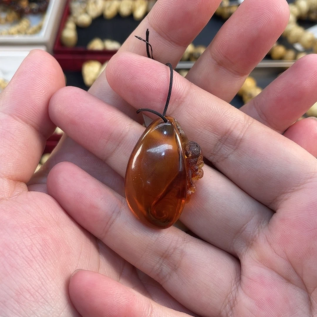 琥珀未镶嵌裸石雕刻