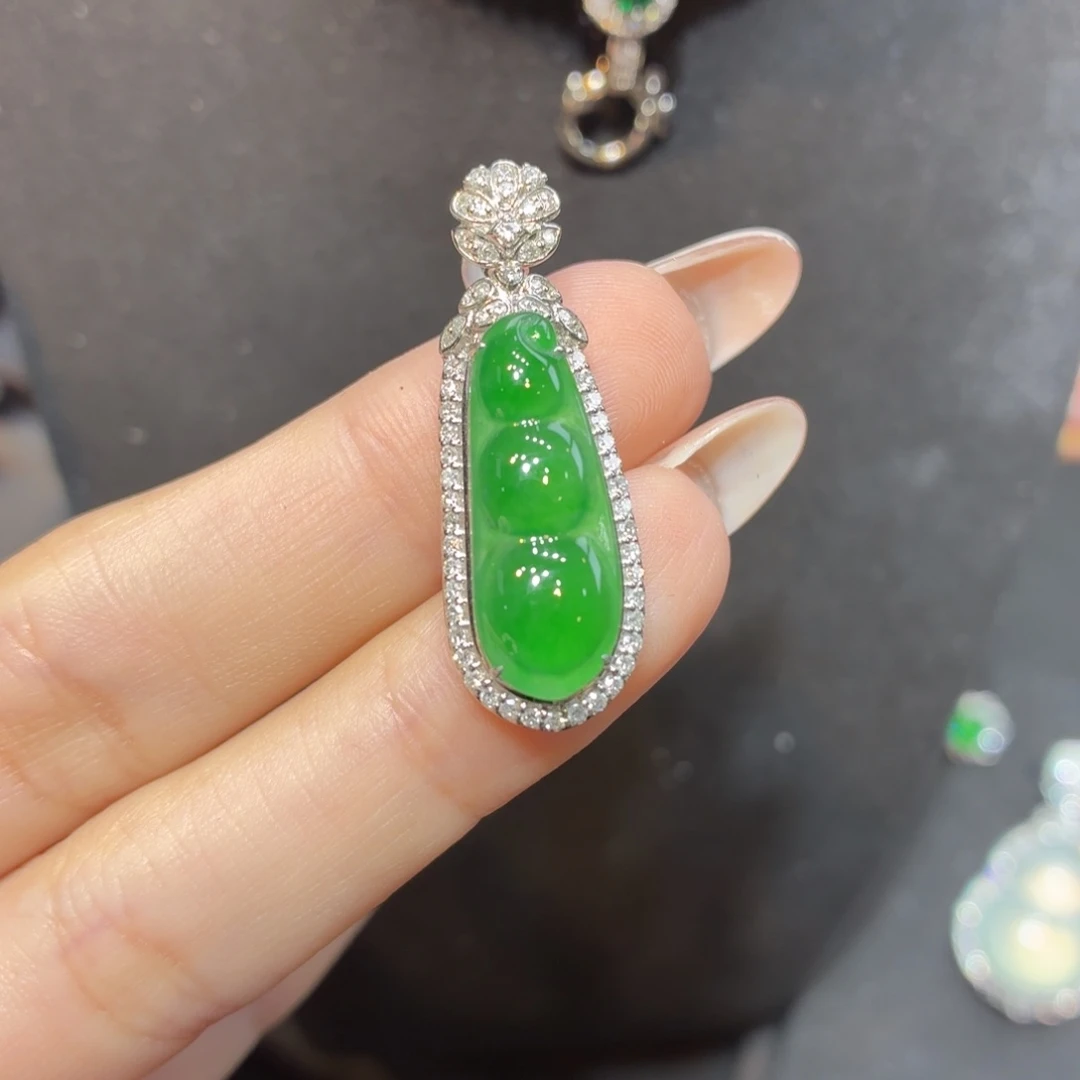 颈饰18K金镶嵌翡翠