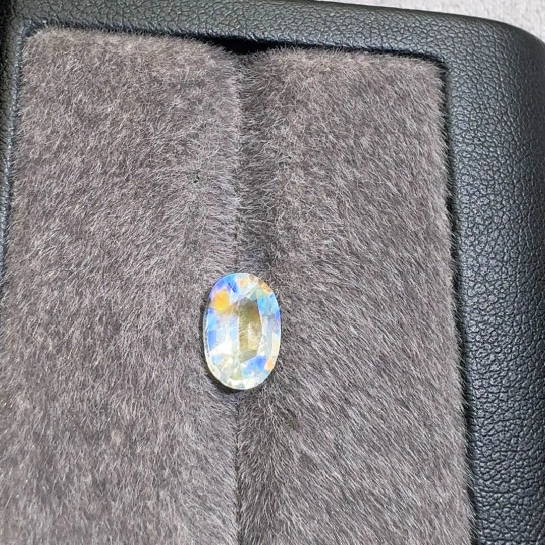 月光石裸石1.59克拉一粒