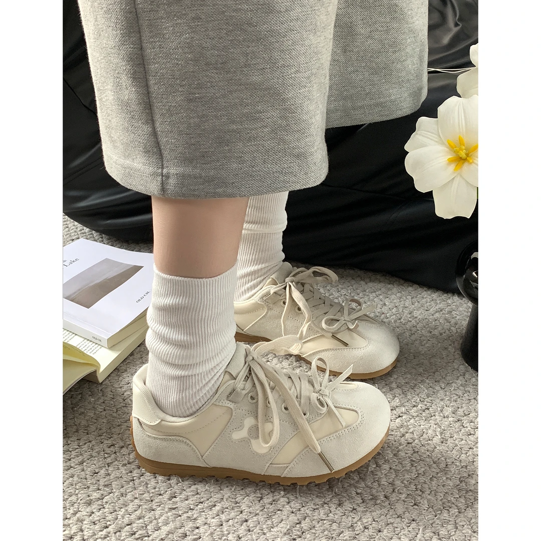 鞋有亿  2025年秋冬新款花朵蝴蝶结德训鞋女奶油米色休闲平底板鞋