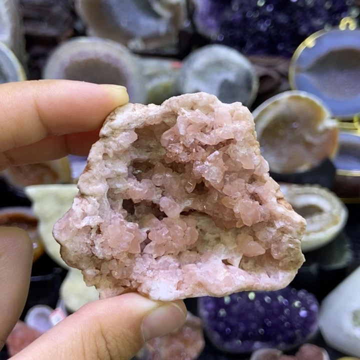 水晶珠宝半成品未镶嵌粉晶洞