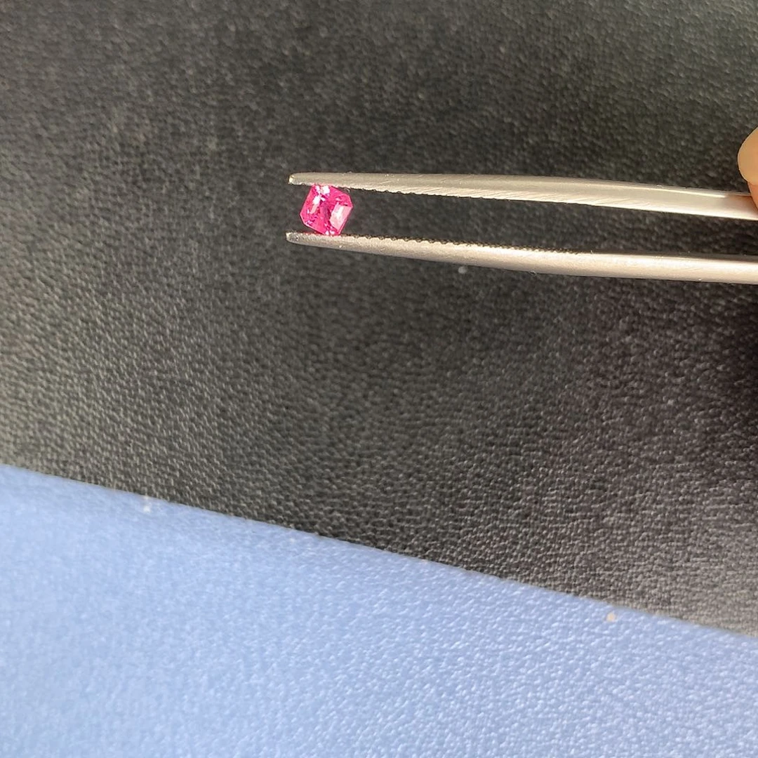 尖晶石裸石未镶嵌20分 无烧 艳粉