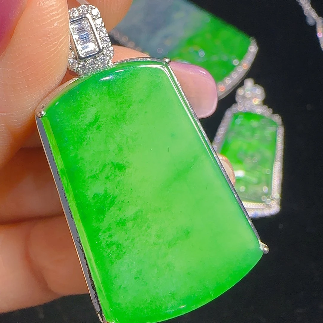 翡翠吊坠(赠链)未镶嵌