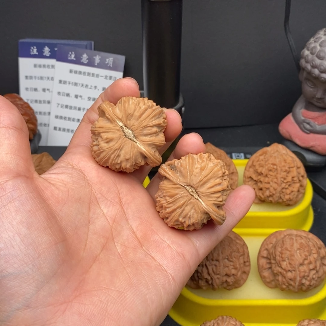 把件核桃40+白狮子尖瑕疵