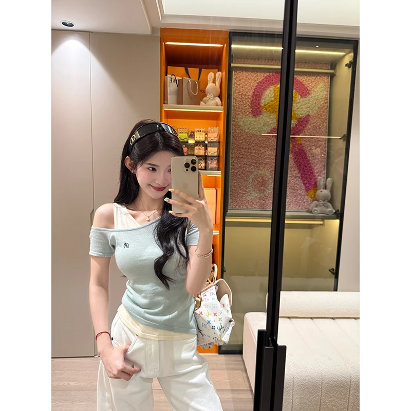 夏日多巴胺撞色设计感斜肩纯欲甜美辣妹短袖显瘦针织衫修身上衣女