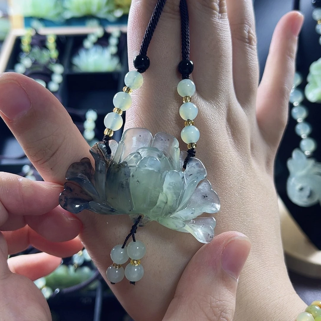 蛇纹石玉颈饰合金