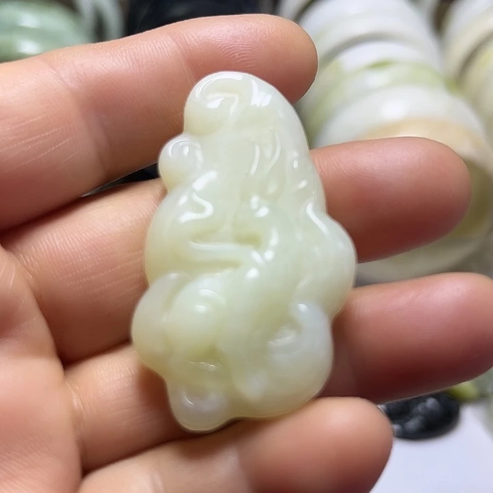 蛇纹石玉未镶嵌颈饰