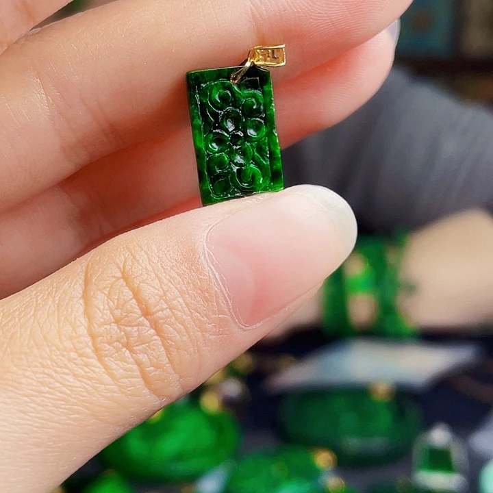 翡翠18K金镶嵌颈饰多样性