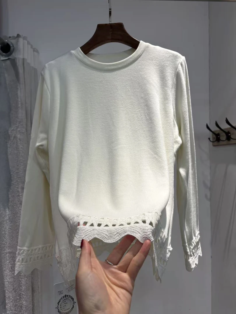 【丽姐家】冬季新款时尚简约蕾丝镂空边圆领打底衫134
