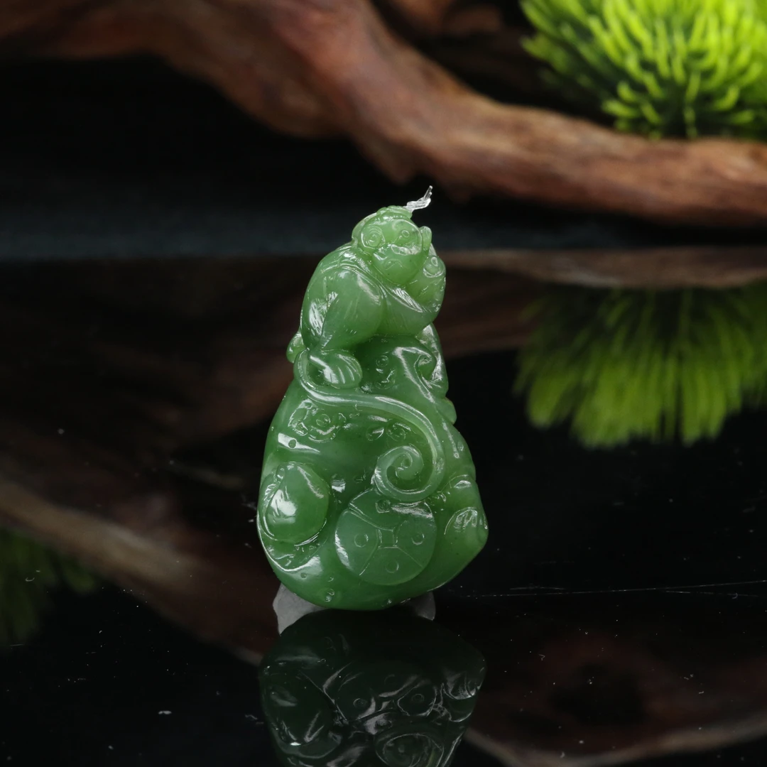 27和田玉碧玉灵猴献瑞吊坠/000385北京中保拍卖