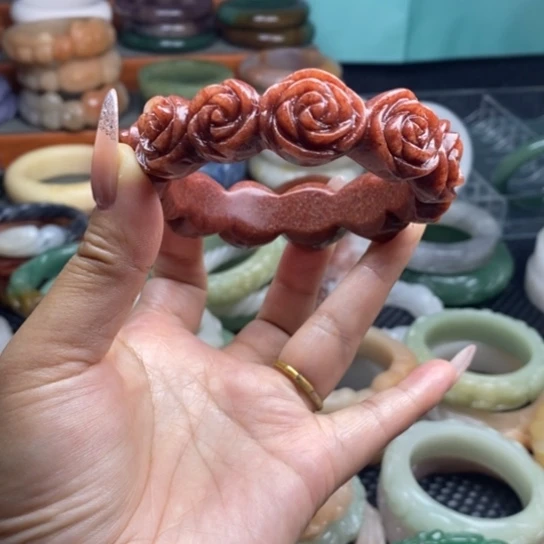 未镶嵌雕花手镯石英质玉