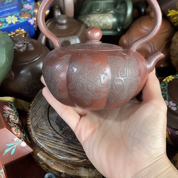 茶壶段泥原矿泥料手工制作的一把紫砂壶。