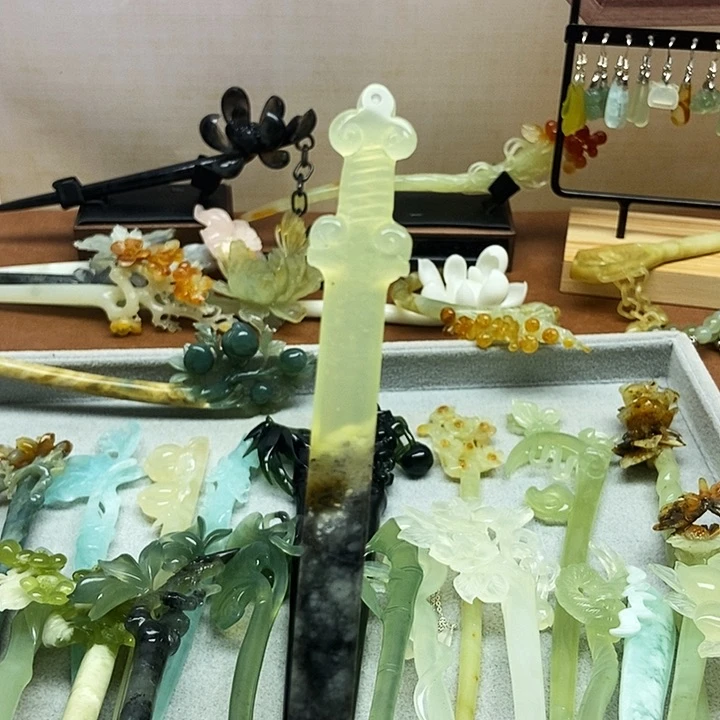 莫***回蛇纹石玉未镶嵌发饰