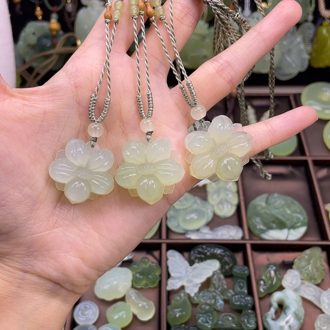 蛇纹石玉未镶嵌颈饰随机发