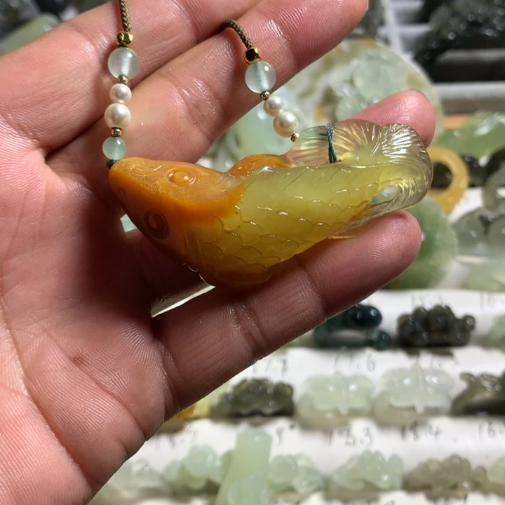 蛇纹石玉未镶嵌颈饰锦鲤