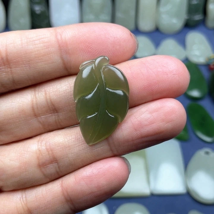 和田玉颈饰未镶嵌小*菊