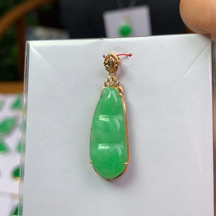 翡翠18K金镶嵌颈饰
