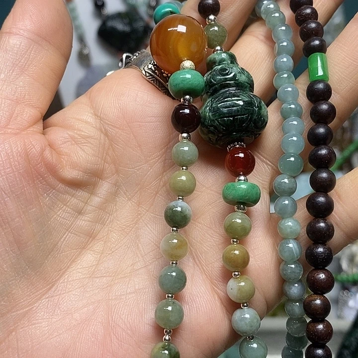 翡翠未镶嵌吊坠(赠链)