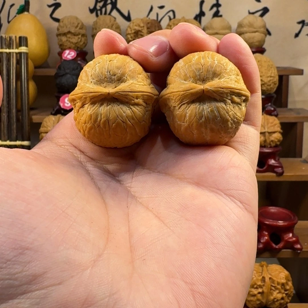 铁核桃把件正圆蛇皮球