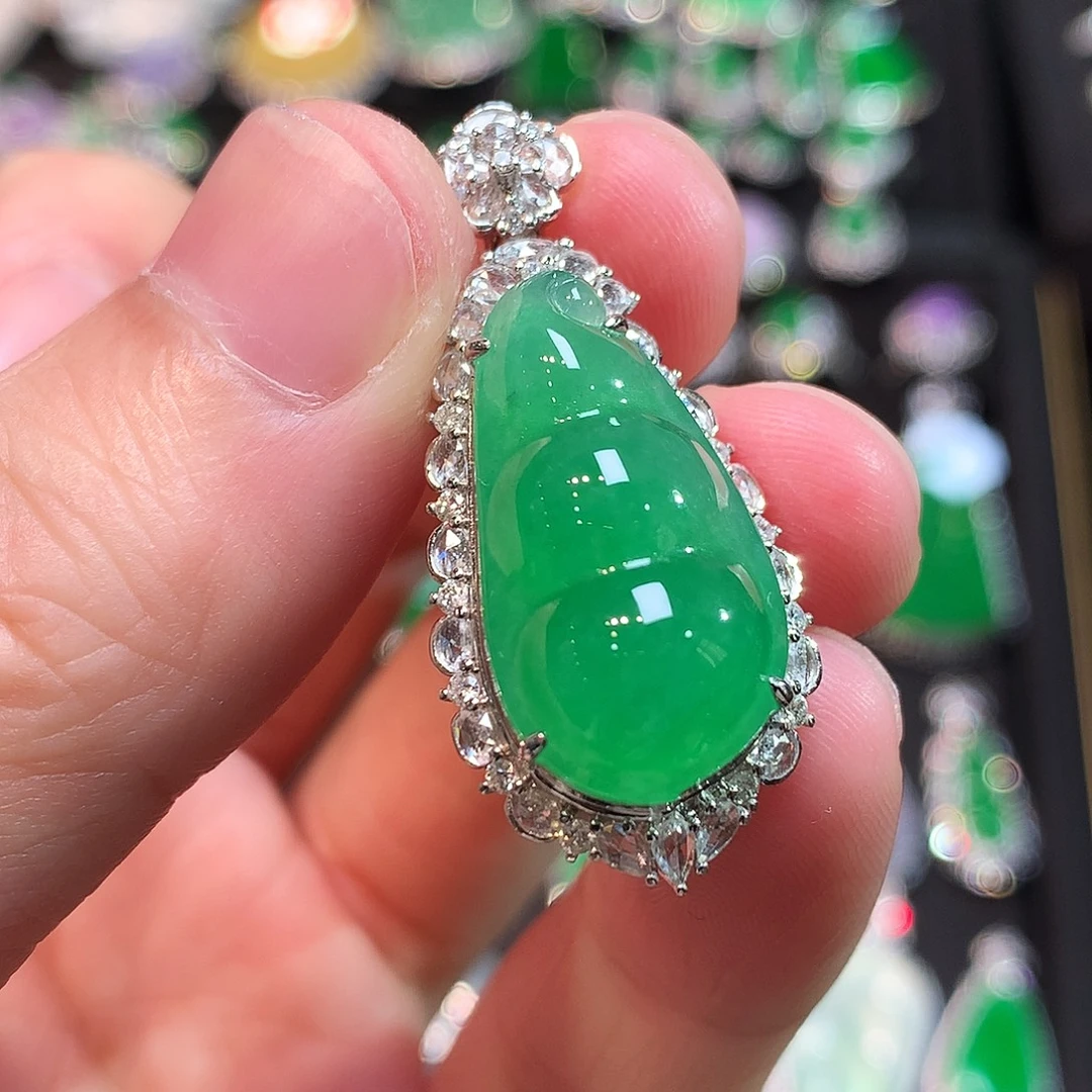 翡翠18K金镶嵌吊坠(赠链)满冰满绿厚庄福豆吊坠