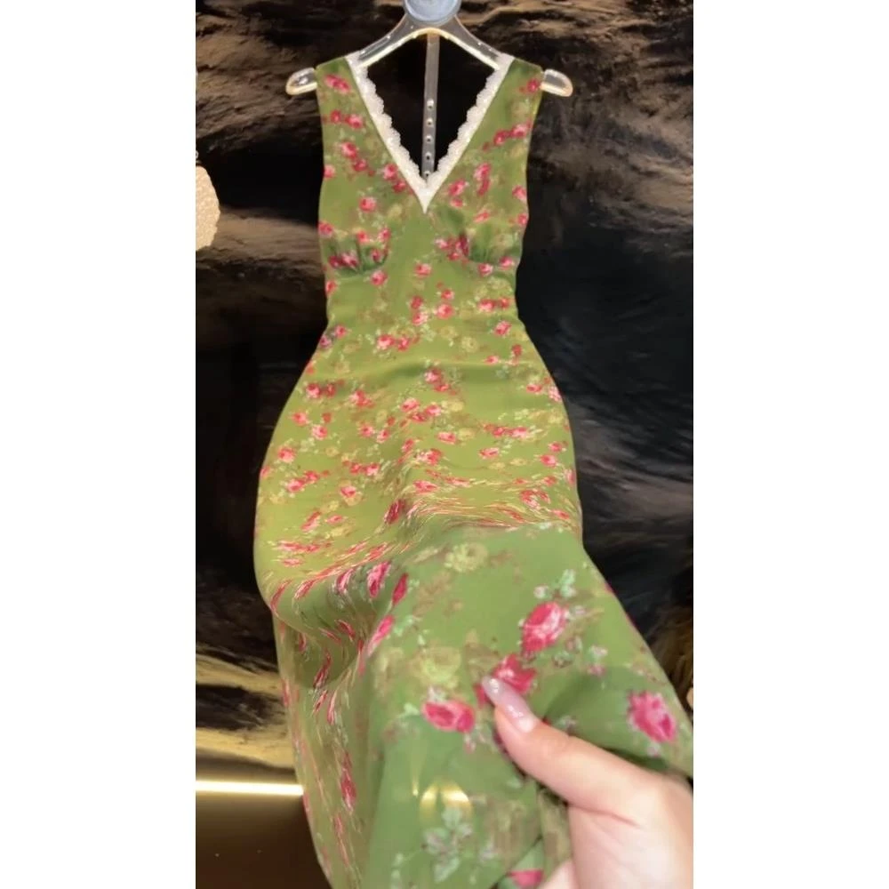 巨好看裙子夏茶歇法式高级设计感掐腰绿色碎花蕾丝V领无袖连衣裙