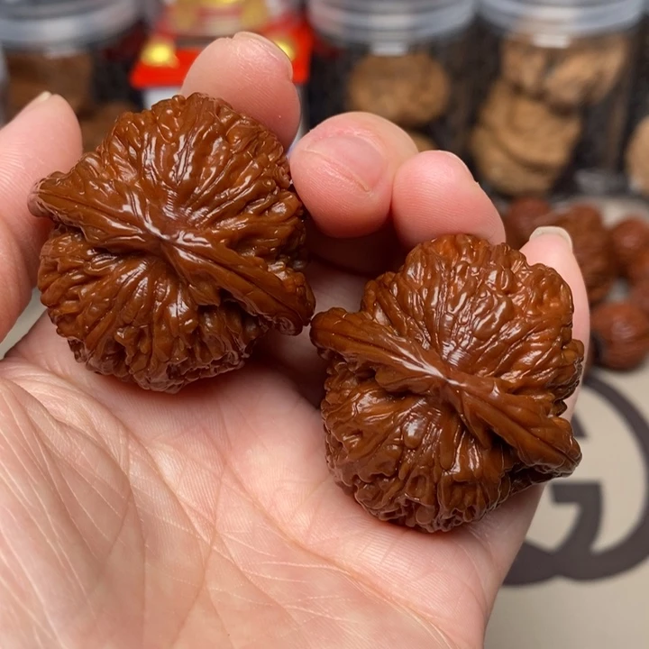 文玩核桃吊坠白狮子