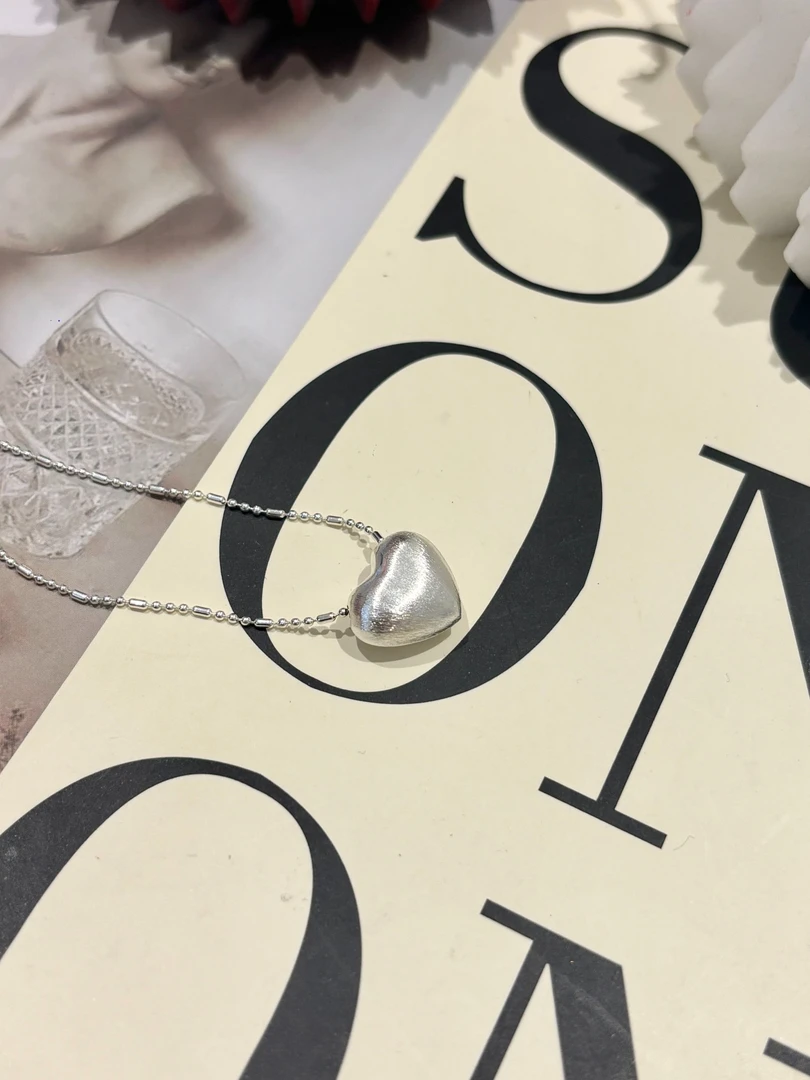 非金属亚克力项链 甜辣多多2025夏季新款磨砂爱心小众简约锁骨链