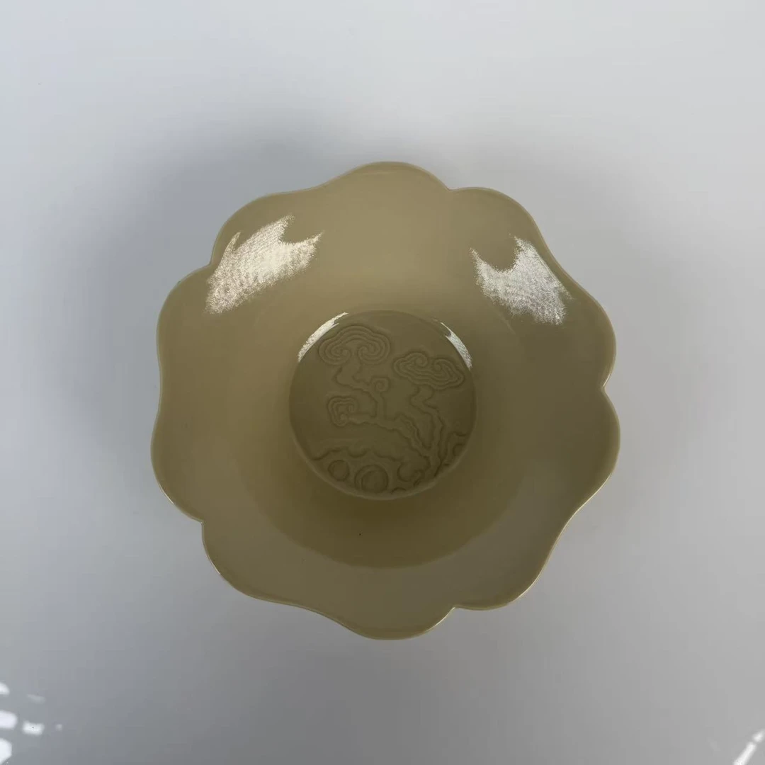 南山云泊 定白 葵口灵芝纹盘