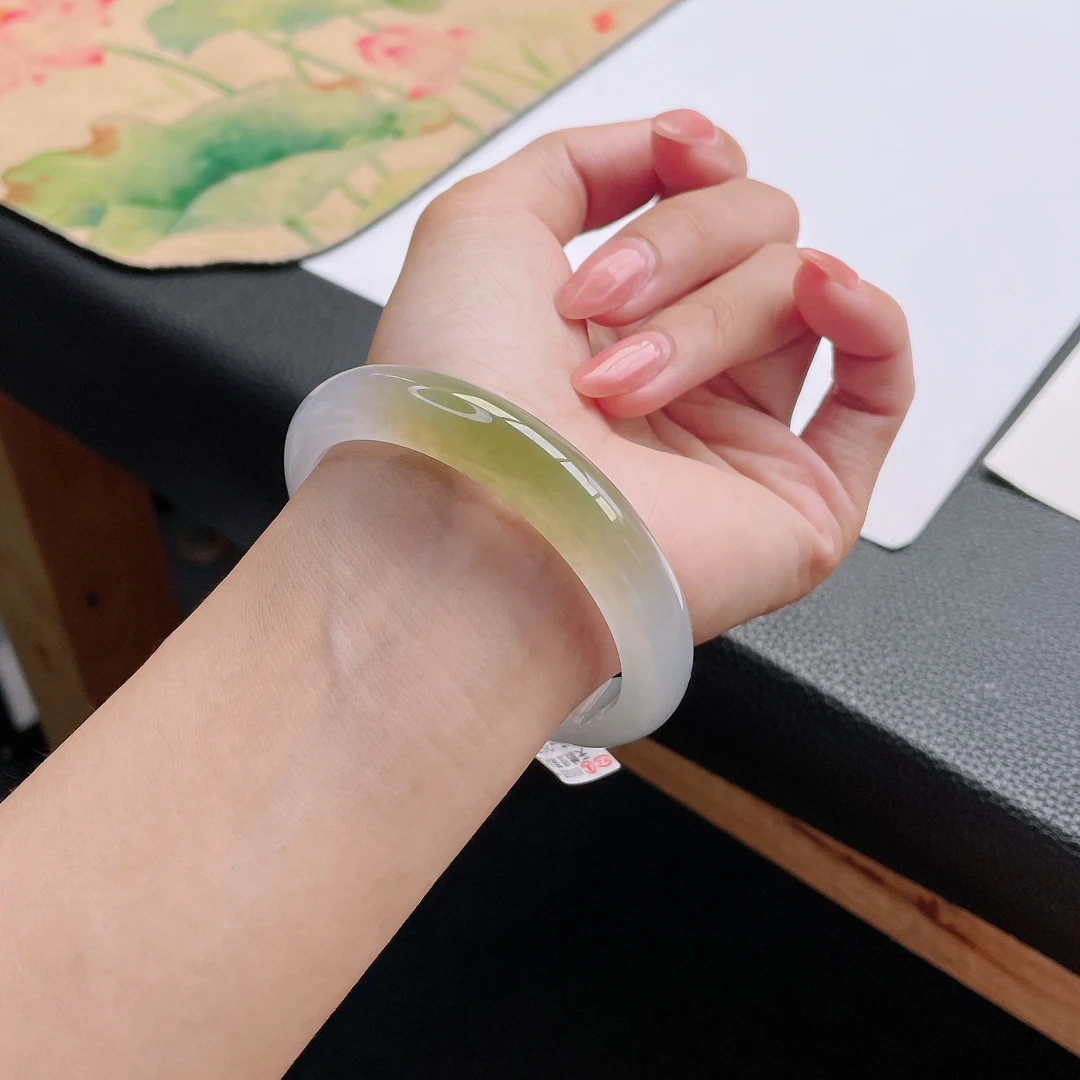 缅甸天然A货冰种飘黄翡57圈口正圈翡翠手镯冰透少女