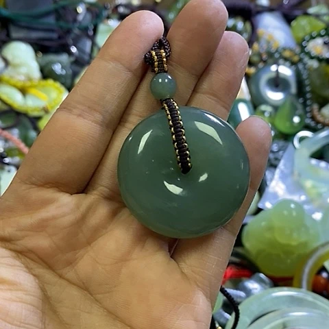 岫玉未镶嵌颈饰一个