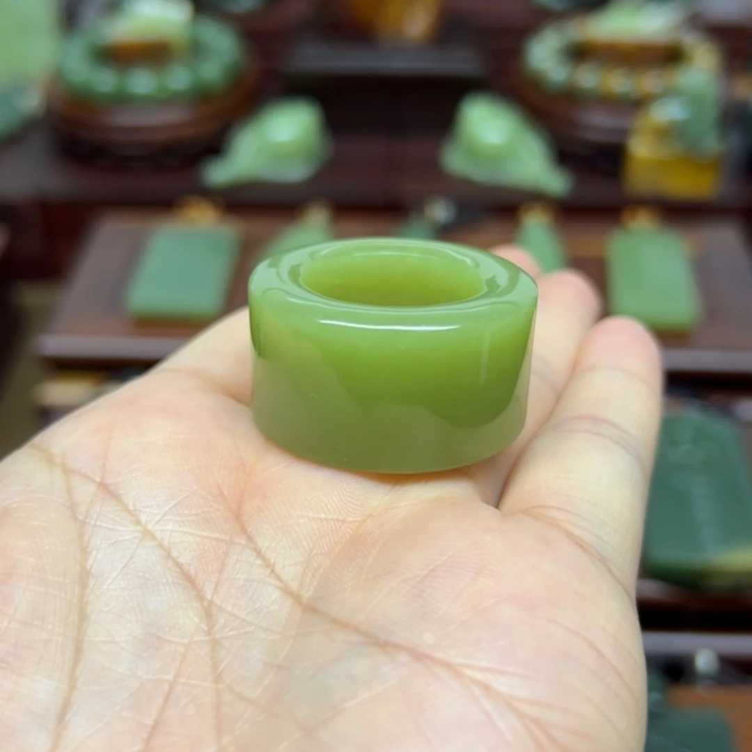 【闪购商品】未镶嵌岫岩老玉（透闪石质玉）挂件秋*扳指口径22.3
