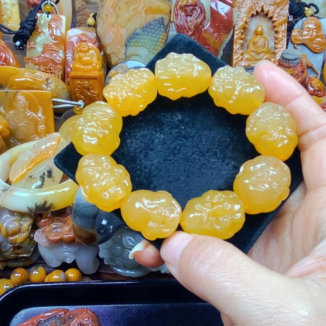 未镶嵌石英质玉（黄龙玉）颈饰