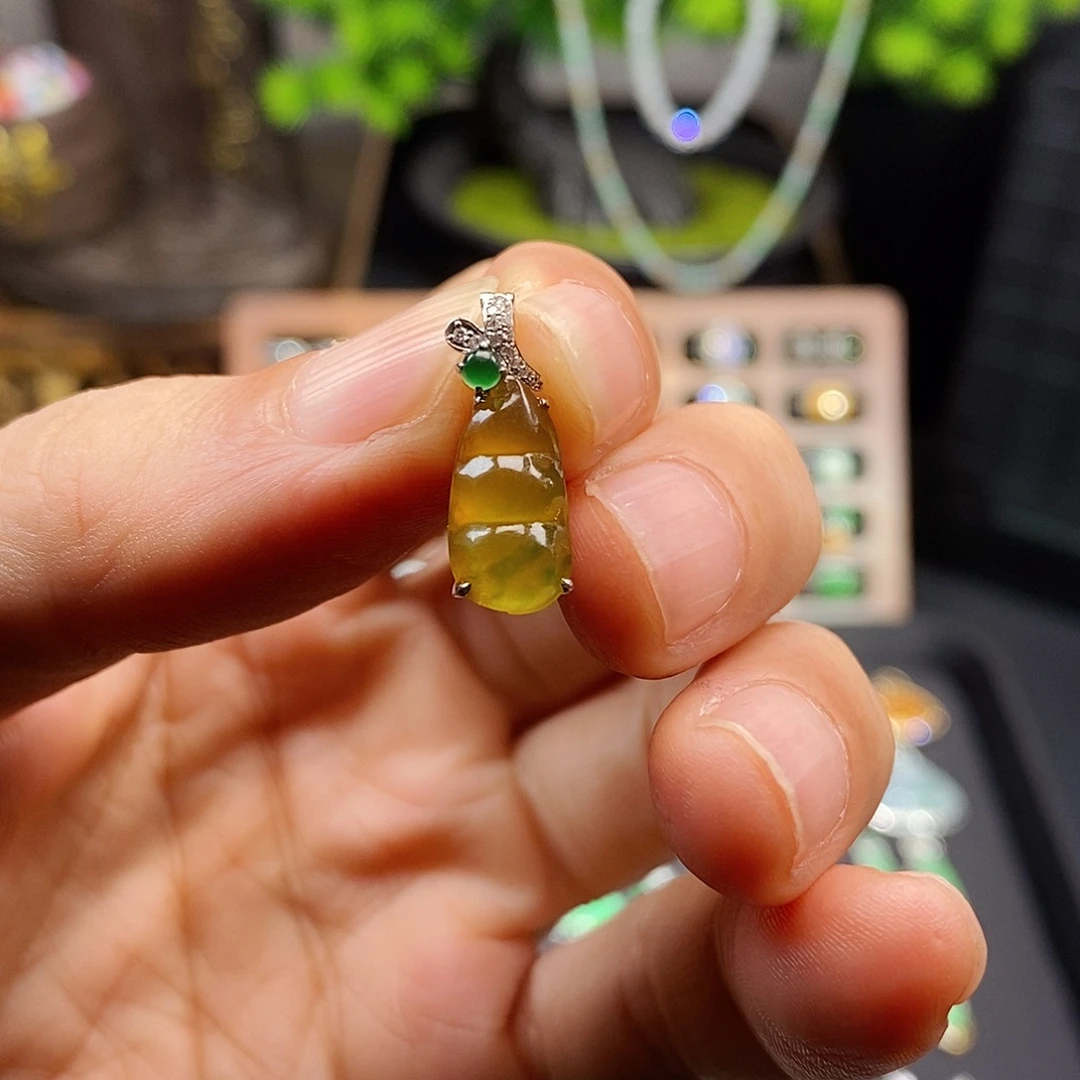 翡翠18K金镶嵌颈饰福豆