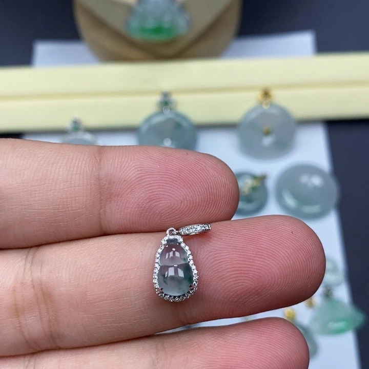 吊坠(赠链)18K金镶嵌翡翠葫芦