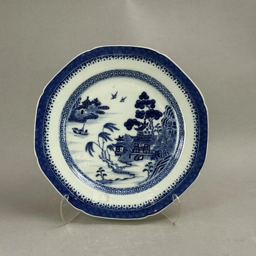 25072068清乾隆青花人物山水亭台楼阁八方赏盘 直径约24cm A01985
