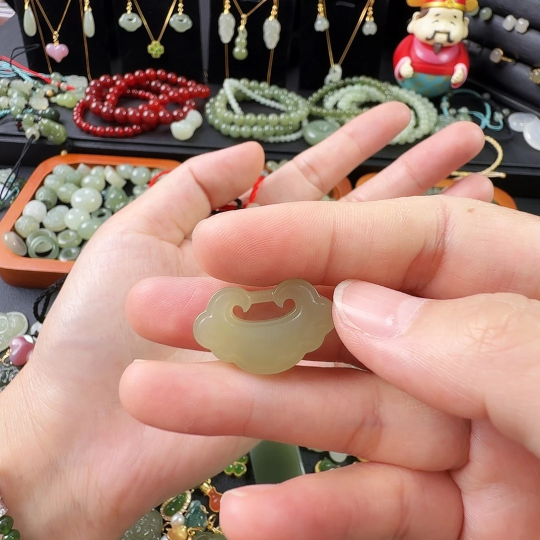 湛***蓝和田玉未镶嵌颈饰