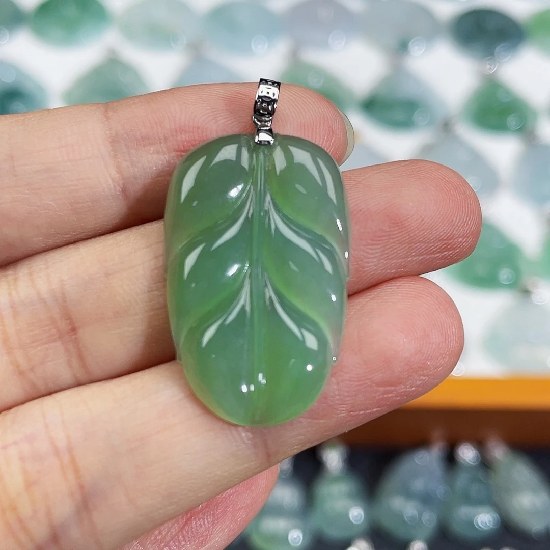 翡翠18K金镶嵌颈饰吊坠