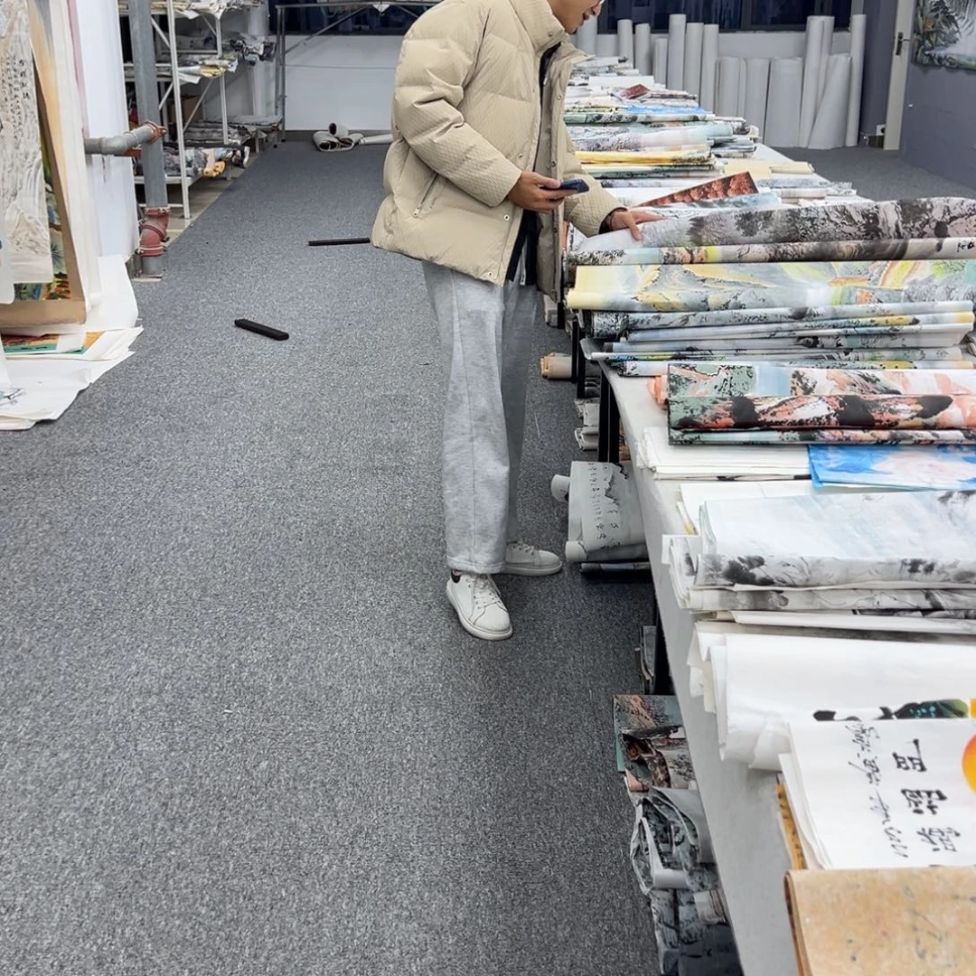 真***粉国画卖字画的小男孩