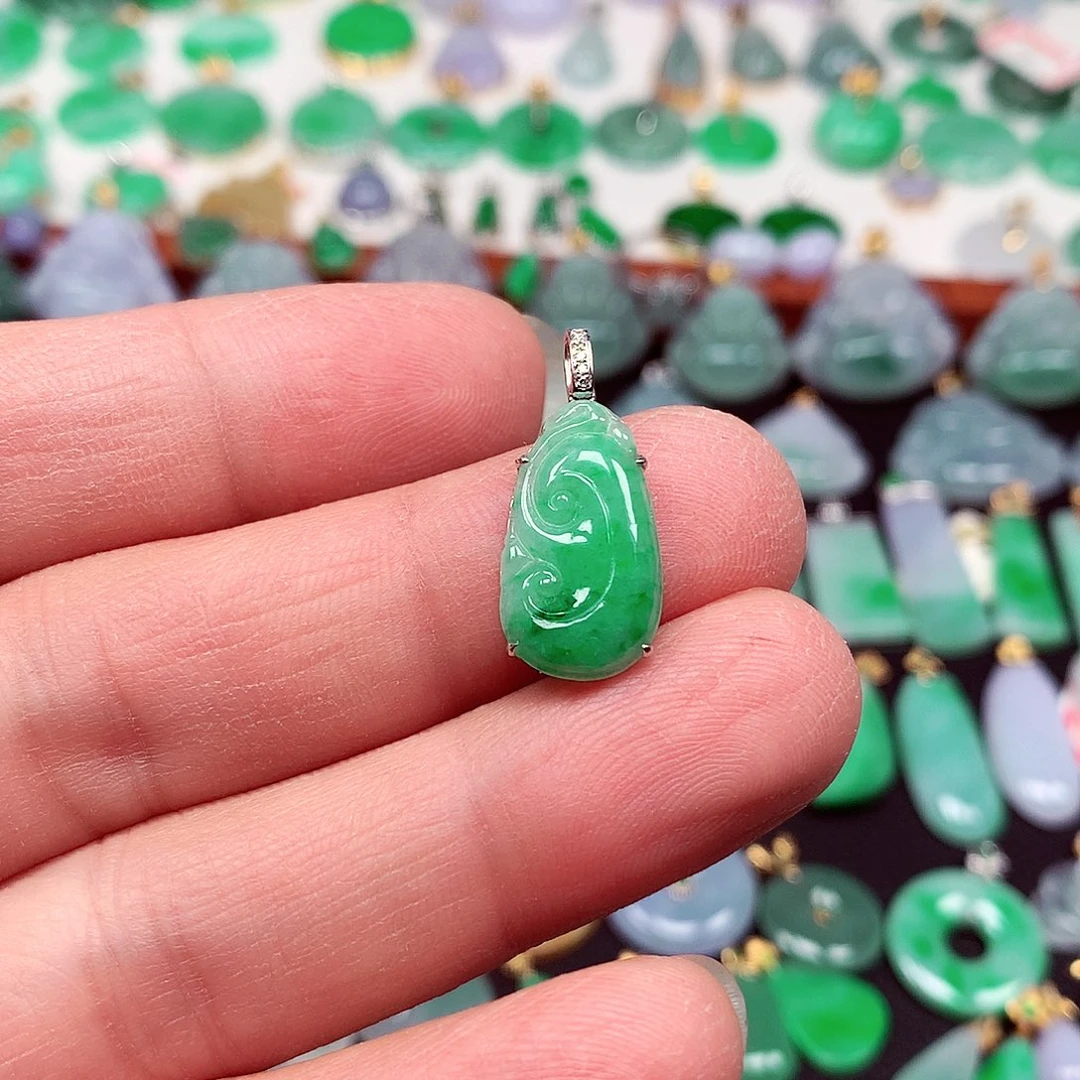 翡翠18K金镶嵌颈饰