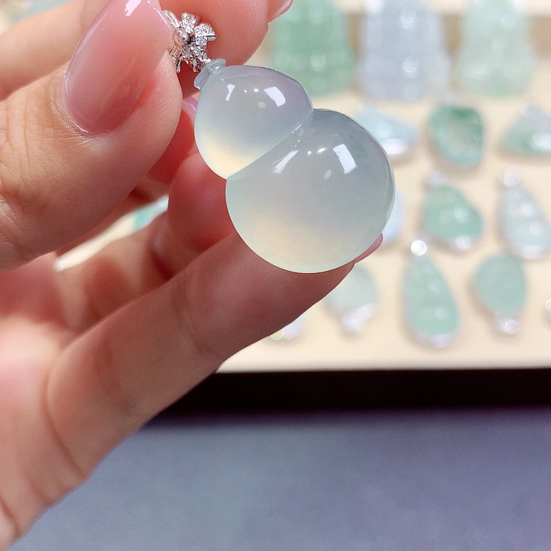 翡翠18K金镶嵌颈饰翡翠