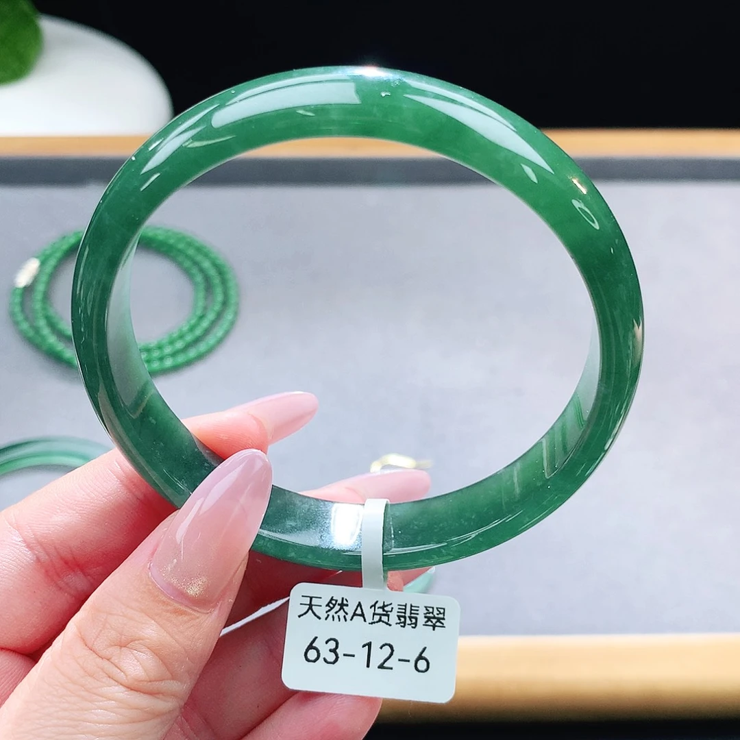 未镶嵌手镯（圆镯）翡翠