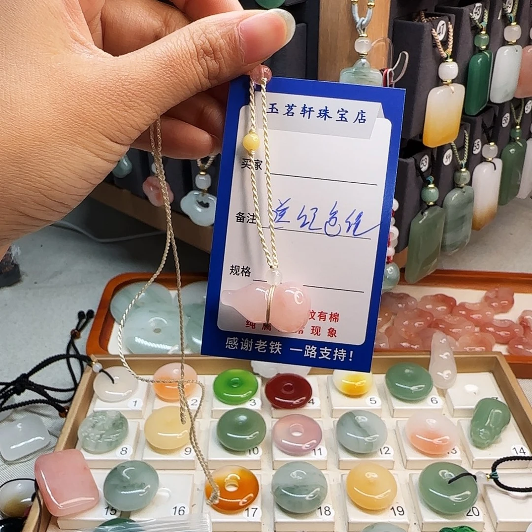 石英质玉未镶嵌颈饰