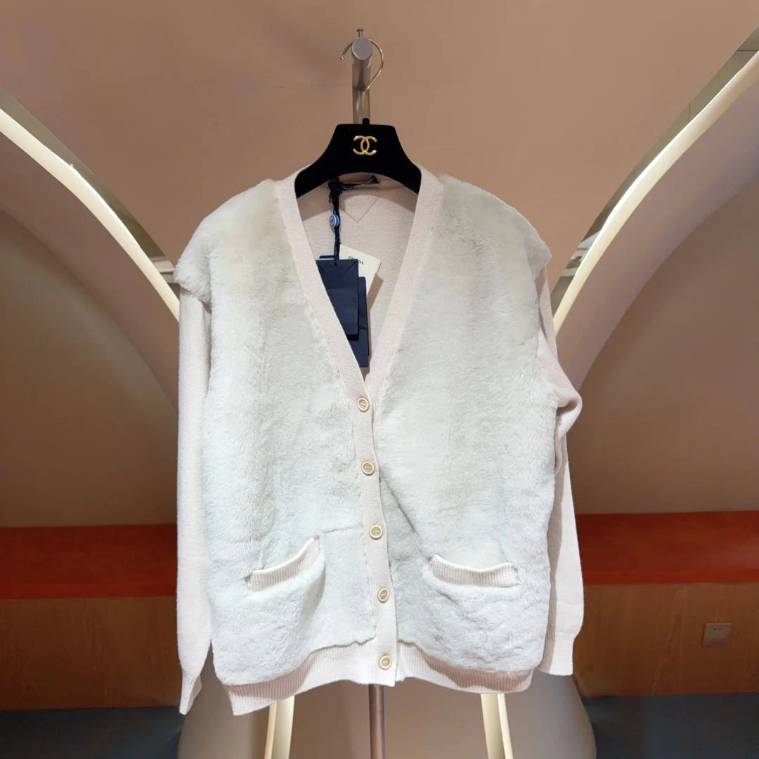 未使用 Prada/普拉达 FW23 拼接V领休闲单排扣长袖羊绒衫象牙38码