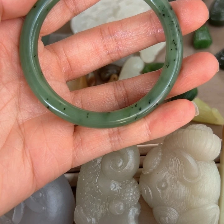 未镶嵌手镯和田玉（碧玉）