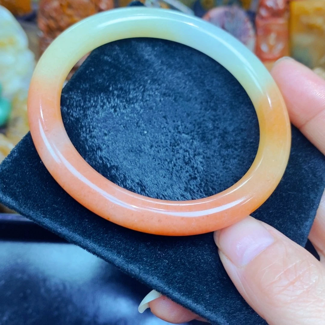 未镶嵌石英质玉（黄龙玉）颈饰